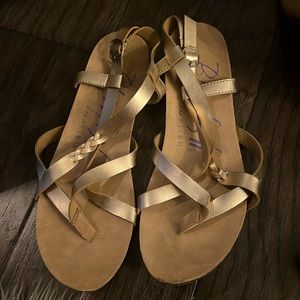Gold blowfish sandals